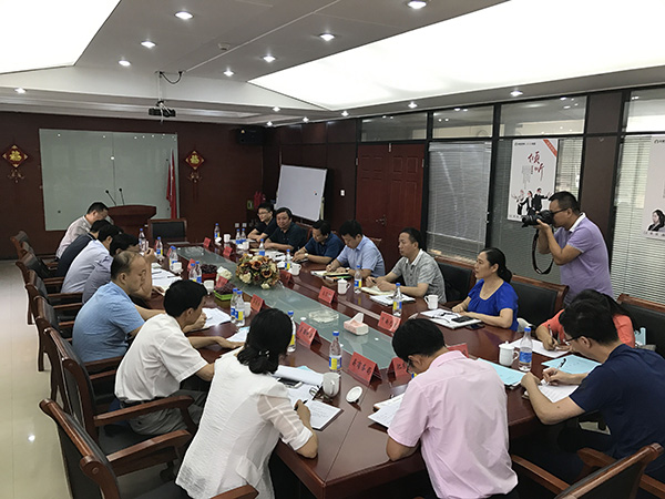 肥東縣委書(shū)記耿延強(qiáng)攜縣商務(wù)局等各局機(jī)關(guān)主要負(fù)責(zé)人來(lái)安徽環(huán)瑞開(kāi)展就推動(dòng)國(guó)際貿(mào)易專題座談會(huì) 肥東縣委書(shū)記耿延強(qiáng)攜縣商務(wù)局等各局機(jī)關(guān)主要負(fù)責(zé)人來(lái)安徽環(huán)瑞開(kāi)展就推動(dòng)國(guó)際貿(mào)易專題座談會(huì)